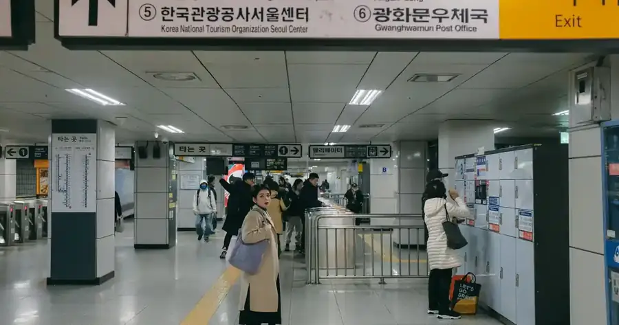퇴근 시간대 지하철역 출입구로 사람들이 오가는 도심 거리